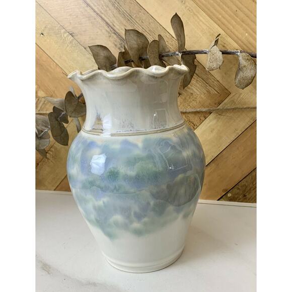 Studio ceramic pottery vase ruffled edge white blue signed 6.5” - Picture 11 of 12